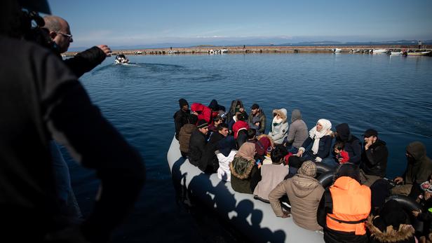 Lesbos : 400 migrants débarqués, des habitants empêchent un bateau d’accoster, une représentante de l’ONU insultée, des journalistes malmenés (MàJ)