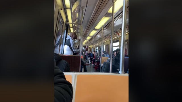 Coronavirus : il agresse un passager d’origine asiatique dans le métro de New York et l’asperge de désodorisant