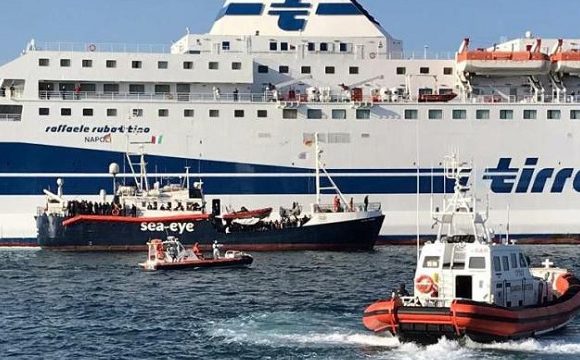 Méditerranée : les migrants de l’Alan Kurdi évacués et mis en quarantaine sur un ferry (MàJ)