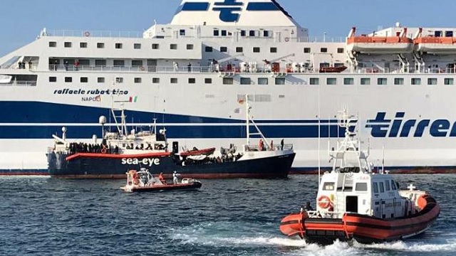 Méditerranée : les migrants de l’Alan Kurdi évacués et mis en quarantaine sur un ferry (MàJ)