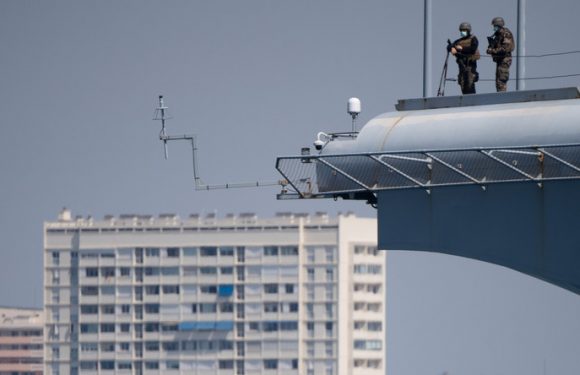 Coronavirus : le Charles-de-Gaulle accoste à Toulon, 1 900 marins en isolement