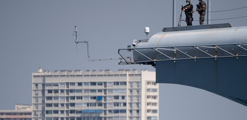 Coronavirus : le Charles-de-Gaulle accoste à Toulon, 1 900 marins en isolement