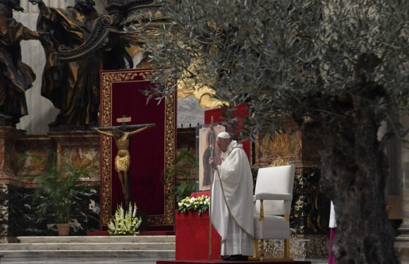 En pleine pandémie de Covid-19, le pape François appelle à alléger les sanctions internationales