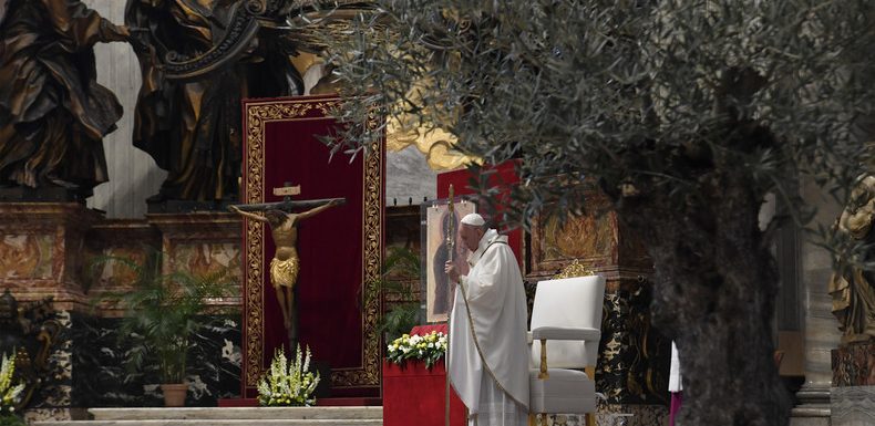 En pleine pandémie de Covid-19, le pape François appelle à alléger les sanctions internationales