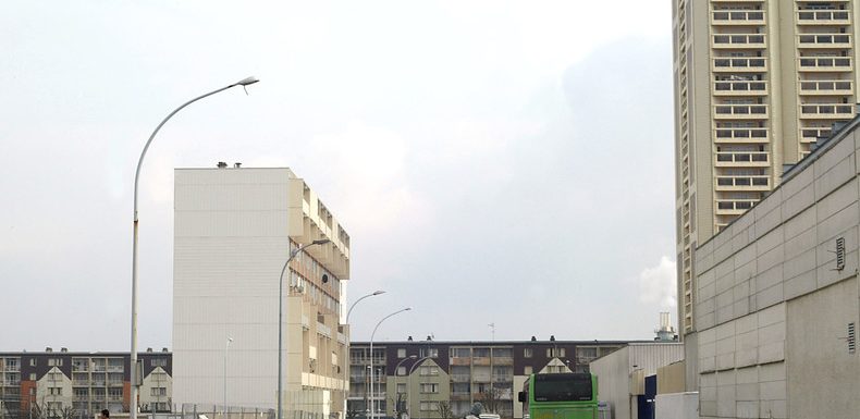 Des jeunes escaladent deux étages pour sauver une personne prise au piège des flammes