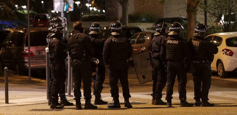 Forces de l’ordre, armée, sapeurs-pompiers : les suicides continuent… dans le silence médiatique