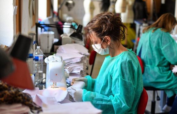 Coronavirus à Cannes : « On se sent vraiment utiles », des couturières laissent tomber les robes du festival pour coudre des masques