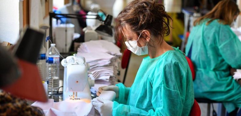 Coronavirus à Cannes : « On se sent vraiment utiles », des couturières laissent tomber les robes du festival pour coudre des masques