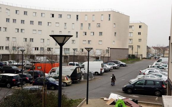 Chanteloup-les-Vignes : policiers pris à partie par une cinquantaine de jeunes, confinement non respecté, une fillette de 5 ans grièvement blessée (MàJ : vidéo)