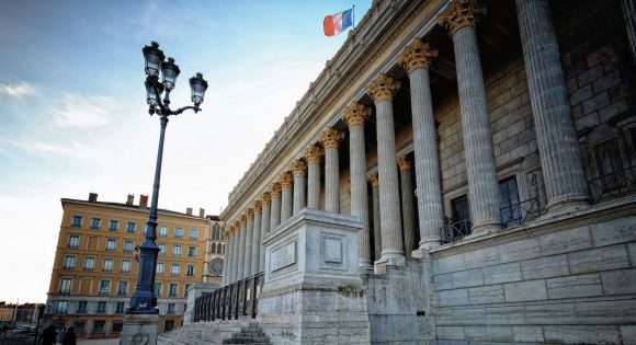 Lyon : une docteure de SOS Médecins agressée en pleine nuit, son véhicule volé