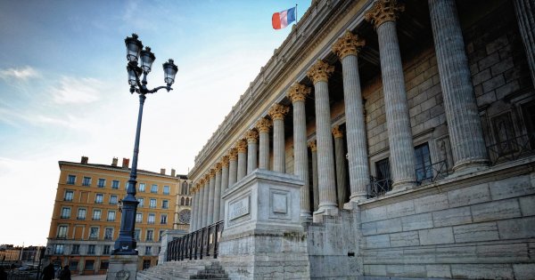 Lyon : une docteure de SOS Médecins agressée en pleine nuit, son véhicule volé