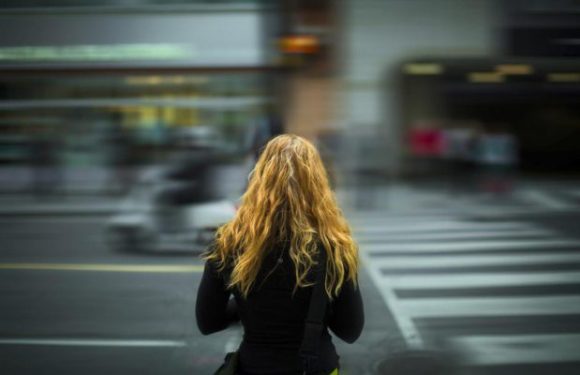 « C’est pire qu’avant » : dans les rues désertées, les femmes en proie aux agresseurs