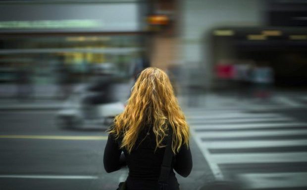 « C’est pire qu’avant » : dans les rues désertées, les femmes en proie aux agresseurs