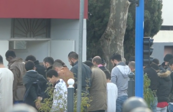 Sète (34) : Une prière musulmane avec de nombreux fidèles protégée par la police en plein confinement suite au meurtre d’un dealer