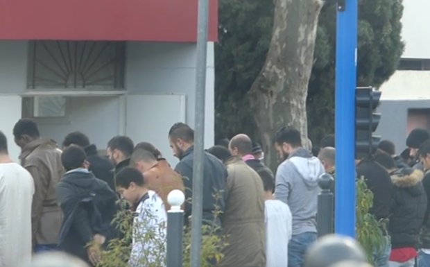 Sète (34) : Une prière musulmane avec de nombreux fidèles protégée par la police en plein confinement suite au meurtre d’un dealer