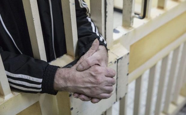 Coronavirus en prison : la « loi Kouchner » invoquée pour faire libérer un détenu condamné dans une affaire de terrorisme