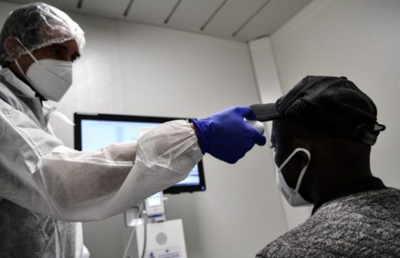 Paris : une unité mobile de dépistage du covid-19 installée dans la rue pour les travailleurs immigrés