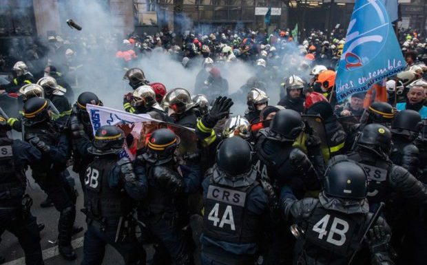 Conflits sociaux : un ancien dirigeant syndicaliste policier s’inquiète de l’image de la police et demande l’interdiction du LBD