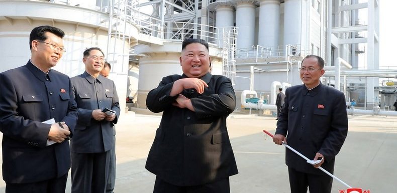 Kim Jong-un réapparaît tout sourire après plusieurs semaines d’absence (PHOTOS)