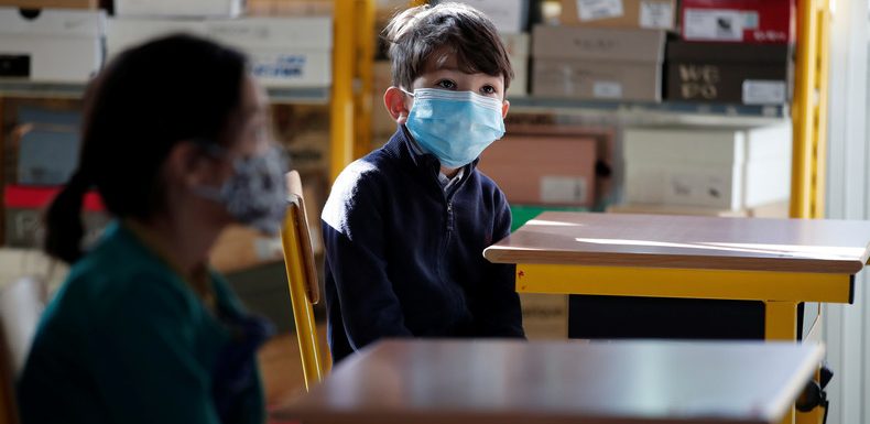 Covid-19 : enseignants et élèves sont-ils tenus de ne pas critiquer le gouvernement en classe ?