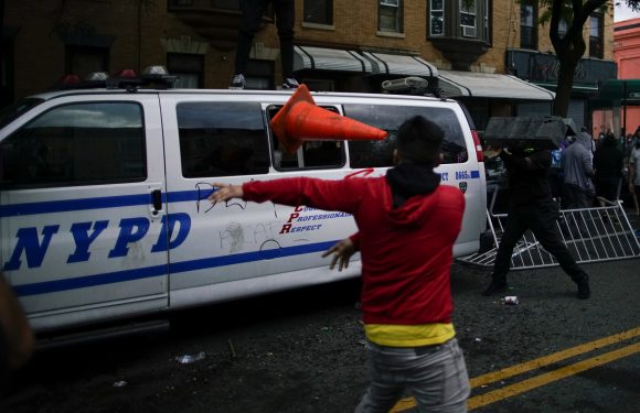 New York : encerclées, deux voitures de police accélèrent et percutent des manifestants (VIDEOS)