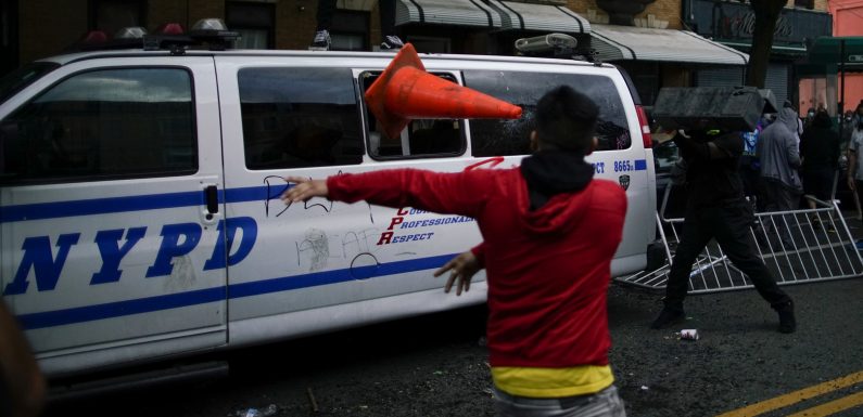 New York : encerclées, deux voitures de police accélèrent et percutent des manifestants (VIDEOS)