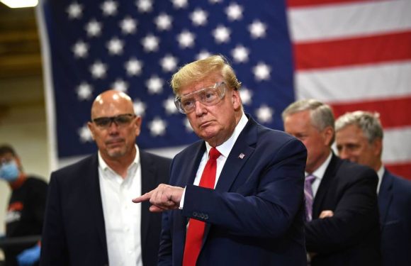 Coronavirus : Donald Trump visite une usine de masques sans en porter et appelle à « rouvrir » l’économie