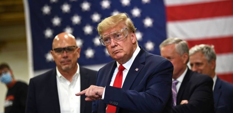 Coronavirus : Donald Trump visite une usine de masques sans en porter et appelle à « rouvrir » l’économie
