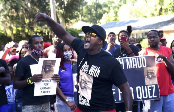 Etats-Unis : Le père et le fils qui avaient pourchassé et abattu un joggeur noir inculpés pour meurtre