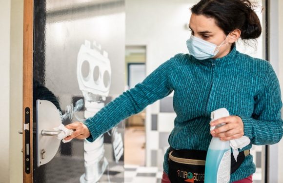 ​Corvéables et invisibles : les agents d’entretien, héros et victimes oubliés de l’épidémie