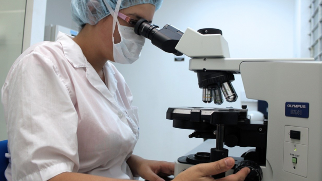 Détecté dans du sperme, le coronavirus est-il aussi une MST ?