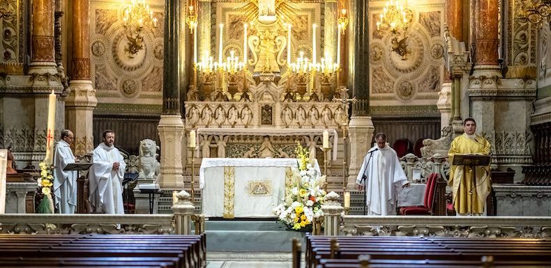 « Nécessité vitale pour les catholiques » : l’offensive médiatique de l’Eglise contre le confinement des messes