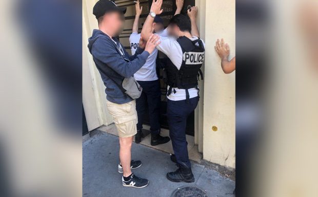 Paris : trois faux policiers arrêtés, ils voulaient tourner une fausse interpellation raciste pour créer une polémique en France (MàJ : le réalisateur tente de se justifier sur Instagram)