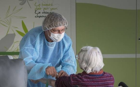 Ehpad : Le ministère de la Santé annonce un « assouplissement supplémentaire » du confinement à partir de vendredi