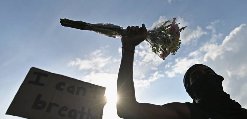 Mort de George Floyd: Deux voitures de police foncent sur des manifestants à New York