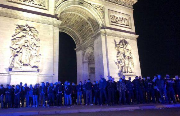 Paris : Manifestation nocturne de policiers devant l’Arc de Triomphe contre les annonces de Castaner