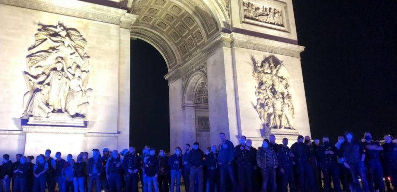 Paris : Manifestation nocturne de policiers devant l’Arc de Triomphe contre les annonces de Castaner