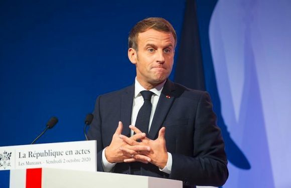 Critiques à gauche, scepticisme à droite, enthousiasme chez les laïques : les réactions au discours de Macron sur le séparatisme