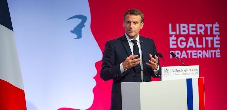 Loi sur le séparatisme islamiste : Macron appelle à un « réveil républicain » et rend l’instruction à l’école obligatoire