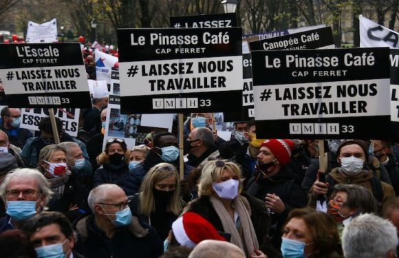 « Je suis là parce que je meurs à petit feu » : les restaurateurs se mobilisent encore contre l’incertitude