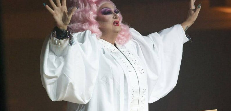 Perruque rose, talons hauts et crucifix: un pasteur américain écarté pour être apparu en drag queen à la télé