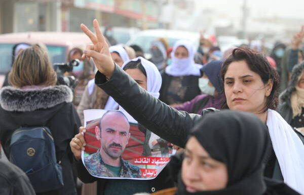 Manifestations de colère à Shengal après la mort d’un dirigeant yézidi tué par une attaque de drone turque