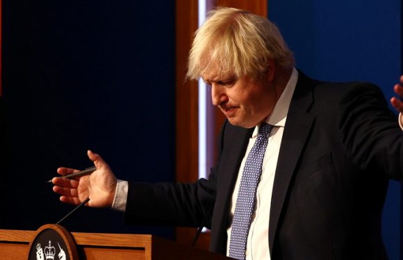 En pleine crise politique, Boris Johnson instaure de nouvelles restrictions et un pass sanitaire