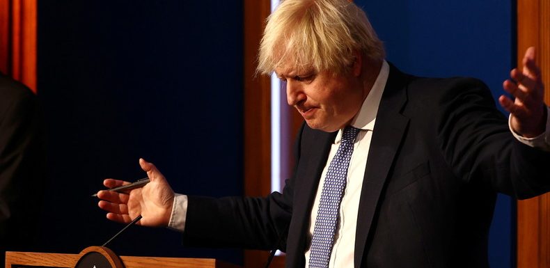 En pleine crise politique, Boris Johnson instaure de nouvelles restrictions et un pass sanitaire