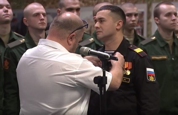Un sergent français fait don de sa Croix du Combattant à un marin russe ayant combattu en Syrie