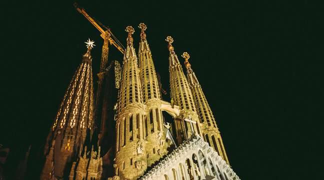 A Barcelone, la tour de la Vierge Marie de la Sagrada Familia a été inaugurée